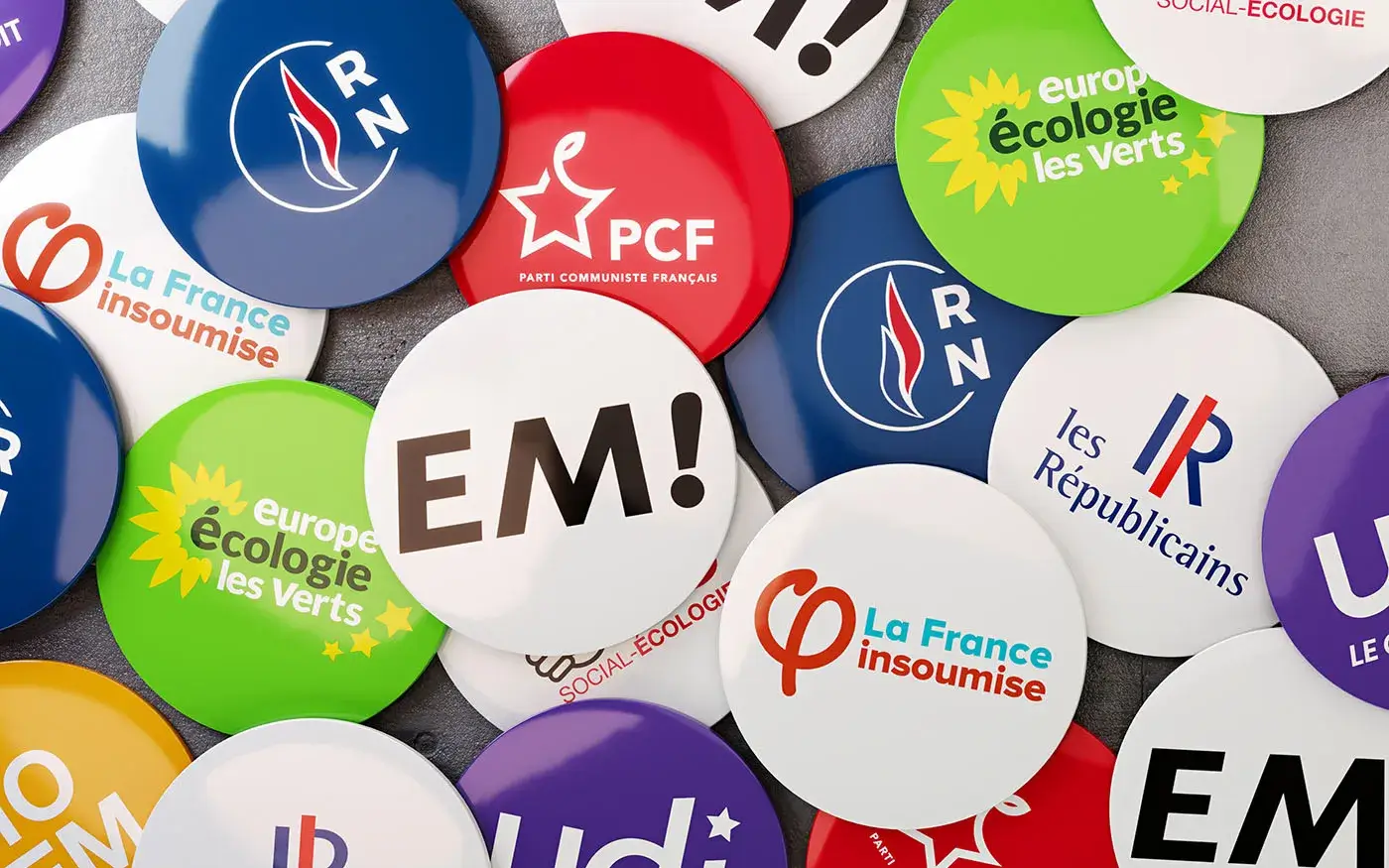 Des pins représentants les logos de différents partis politiques français