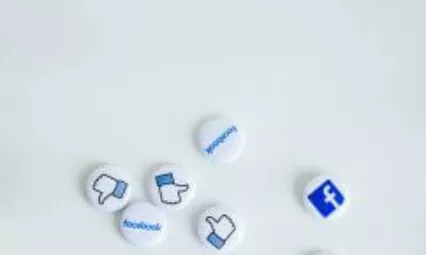 Badges avec des icônes de Facebook et de mentions 