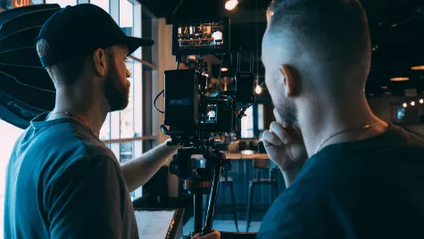 Deux vidéastes d'Actif Digital réglant une caméra lors d'un tournage.