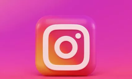 Logo Instagram sur un fond dégradé rose et orange, illustrant l'article sur l'agence de publicité Instagram.