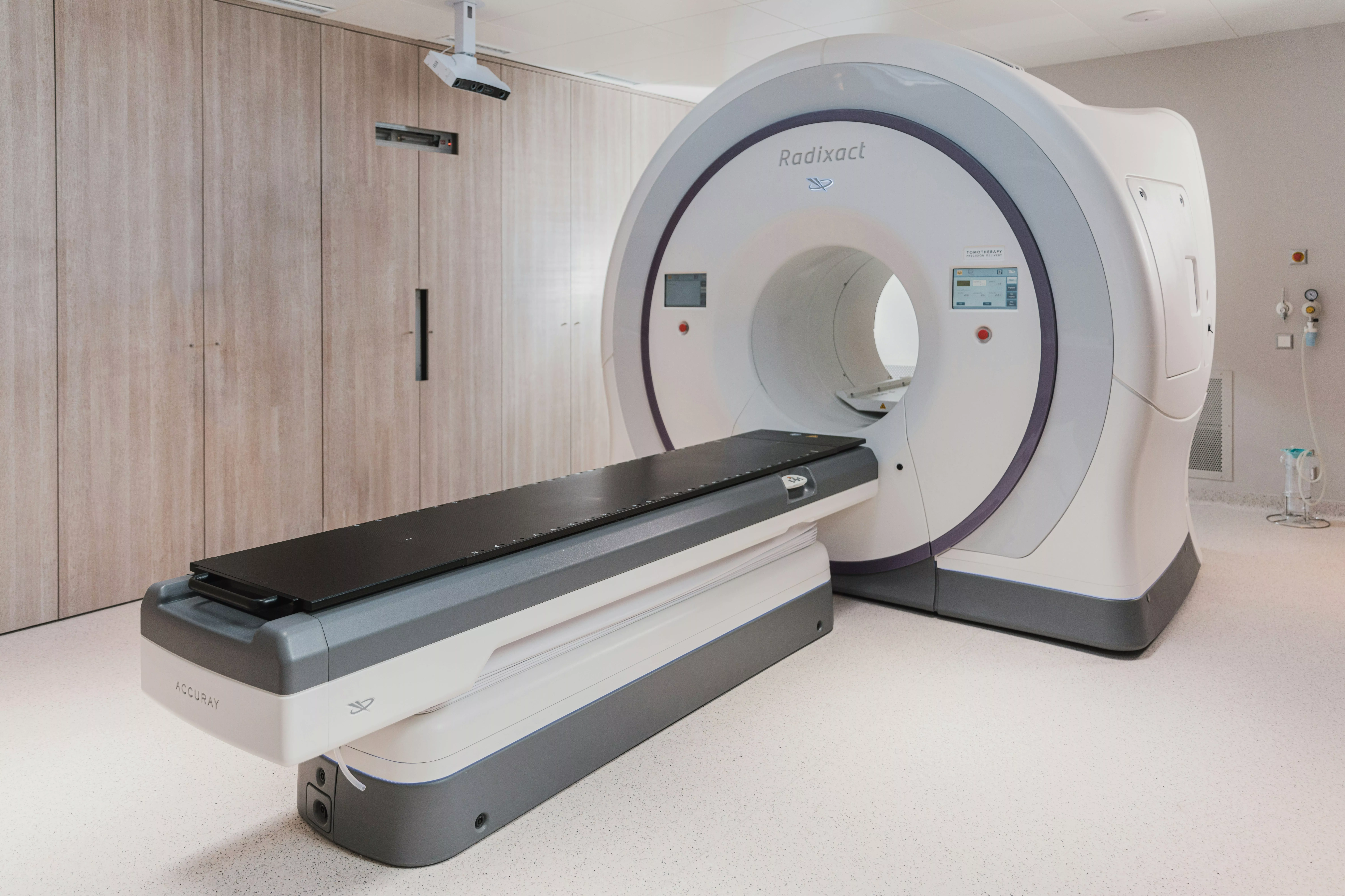 Scanner IRM moderne dans une salle de radiologie