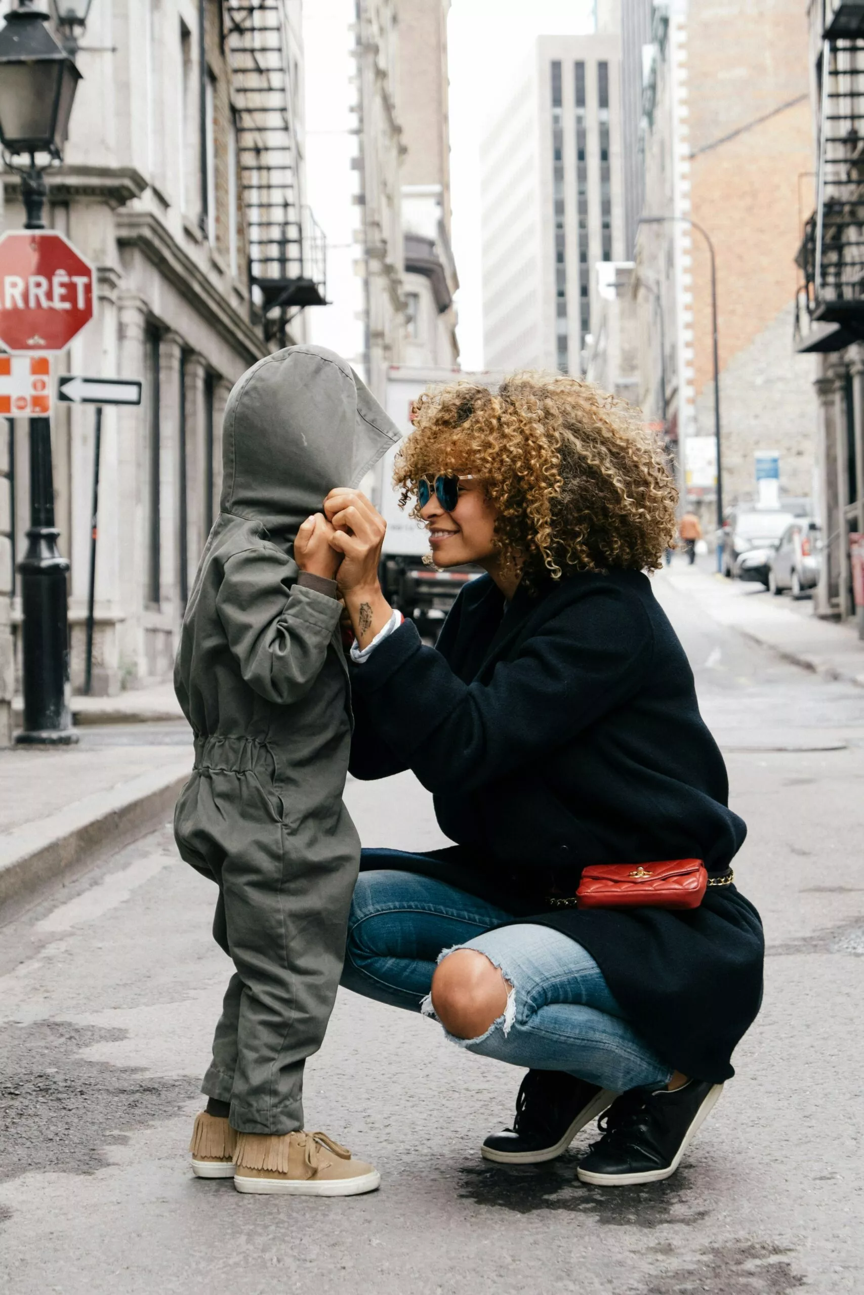 Mère jouant avec son enfant dans une rue de la ville.