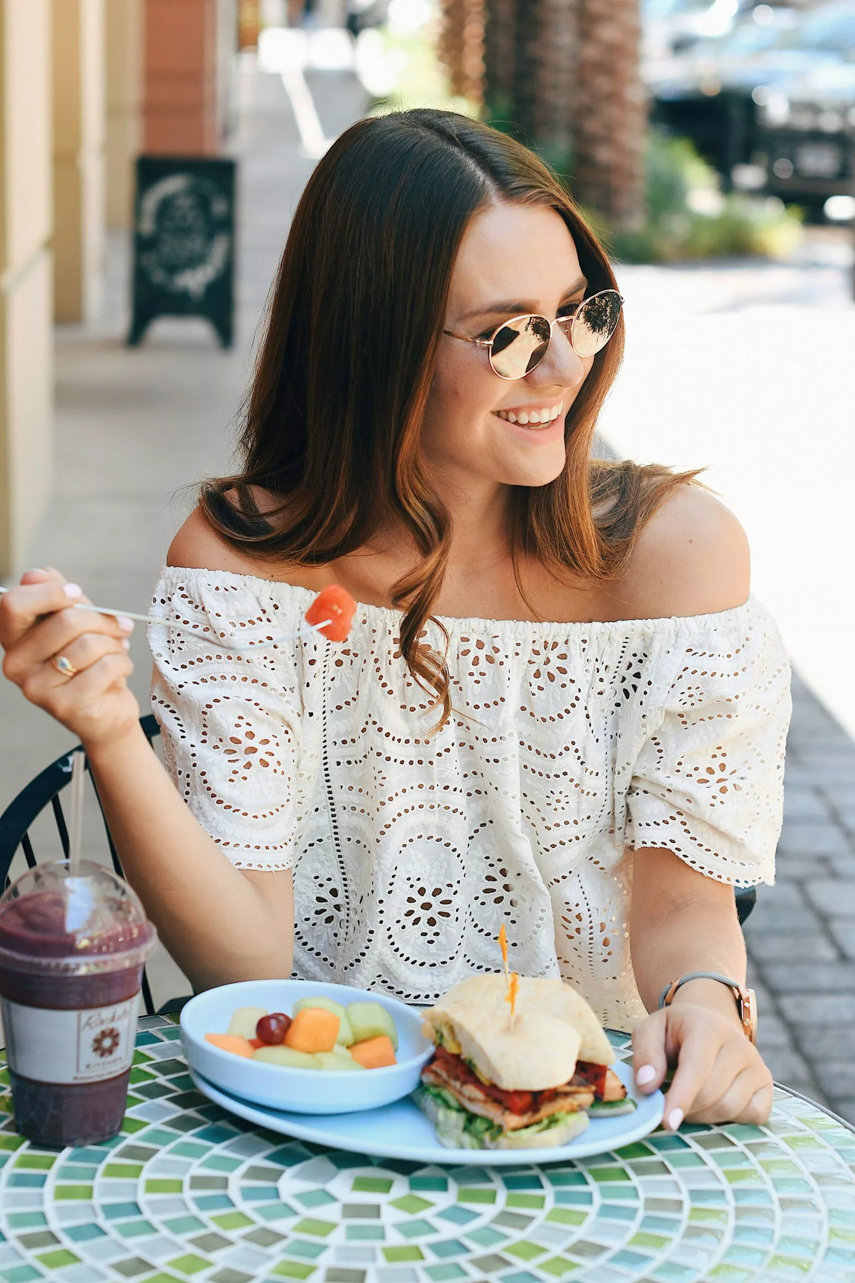 Femme dégustant un repas sain à l'extérieur.